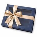 Boîte cadeau 30 x 20 x 8 cm en carton bleu marine avec ruban doré et fenêtre transparente