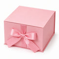 Boîte cadeau carrée 20 x 20 x 20 cm en carton rose avec ruban en satin fermeture à nœud